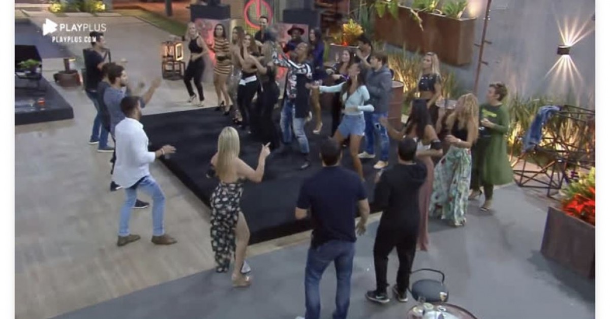 Casais se divertem e caem na pista na primeira festa da ...